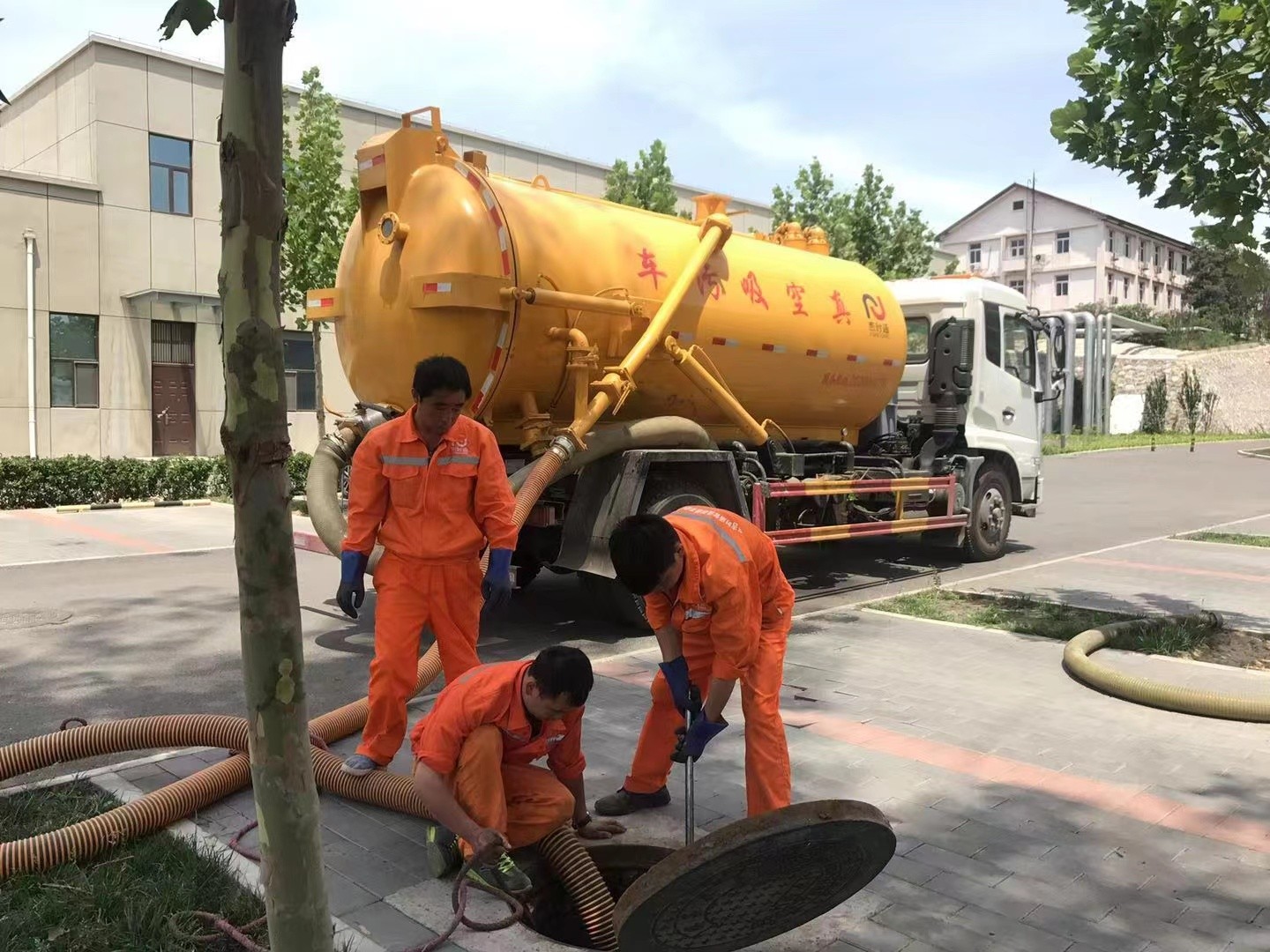 蠡县管道疏通车停在窨井附近