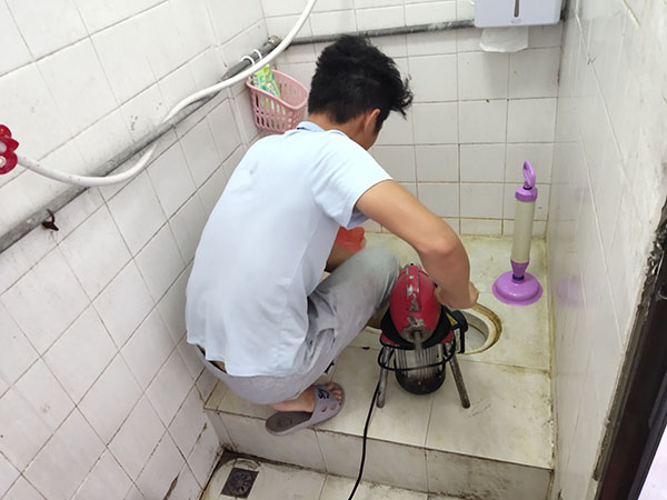 蠡县管道堵塞冒臭气 专业师傅现场解决问题