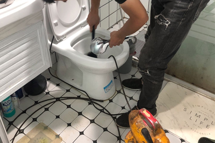 蠡县马桶堵塞自己疏通还是找师傅?专业上门服务让你省时更省心